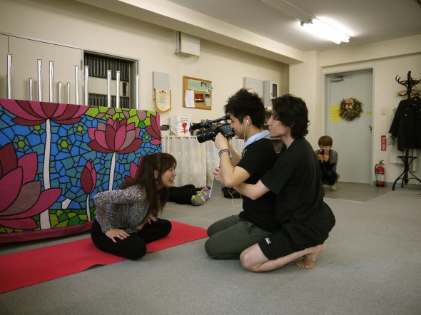 カンペをチラ見!? (笑)する 千栄子先生♡