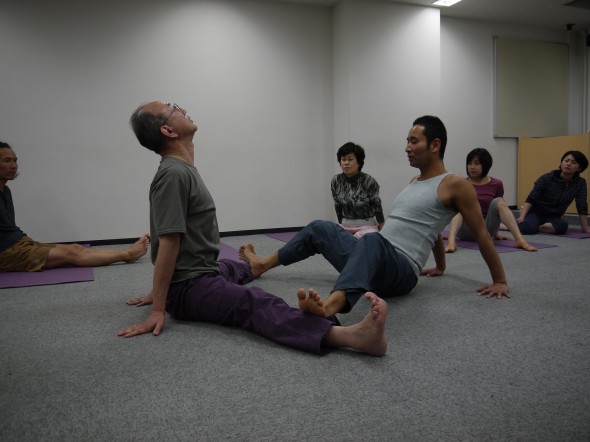 ペアで行えば、無理をせず効果もアップ♡