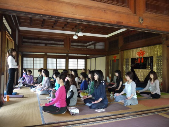 凛とした雰囲気の中での瞑想..　最高です！