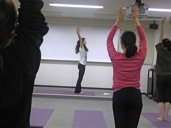 おなじみの 太陽礼拝 !